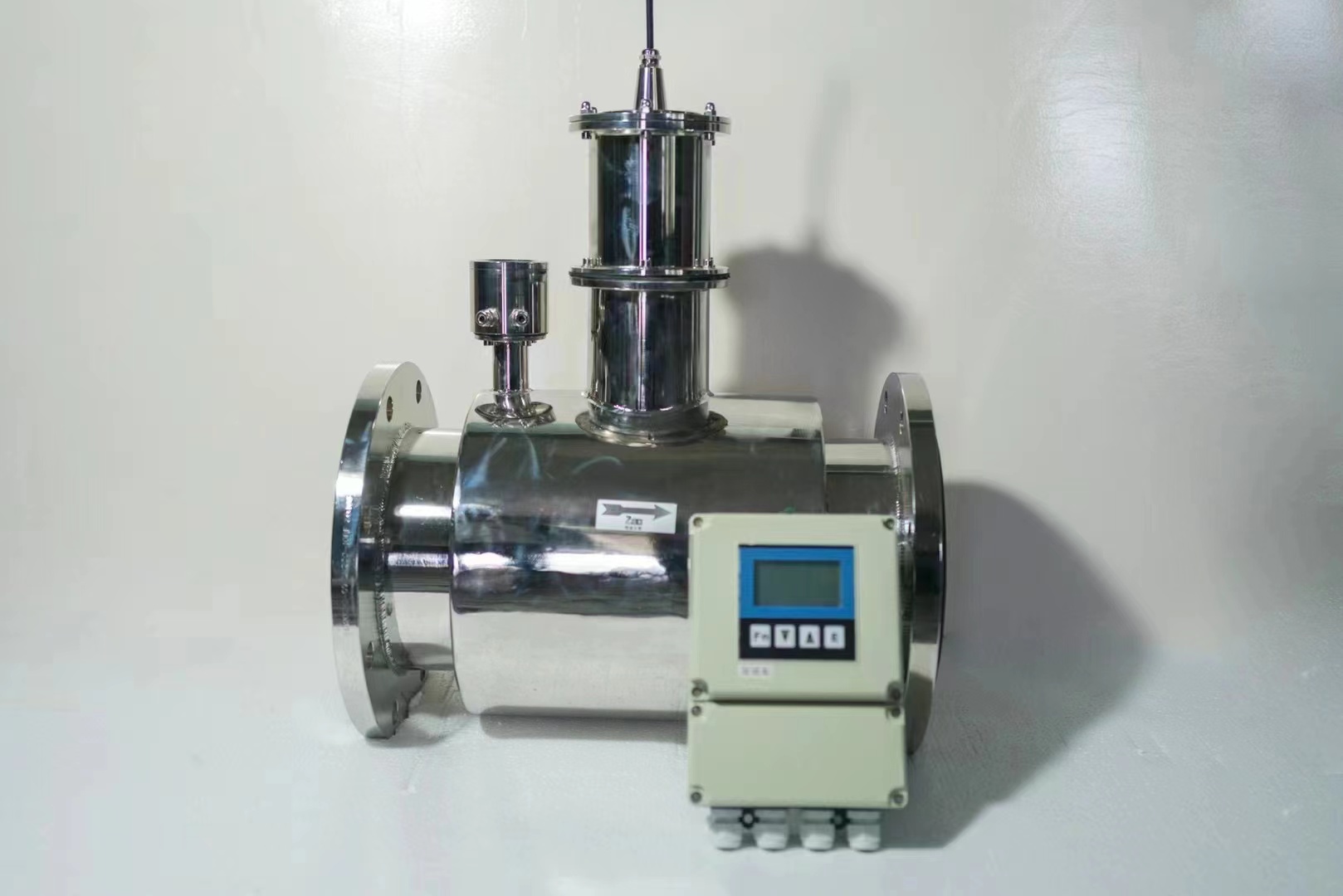 非滿管電磁流量計能滿足市政排放清水、污水流 量的需求